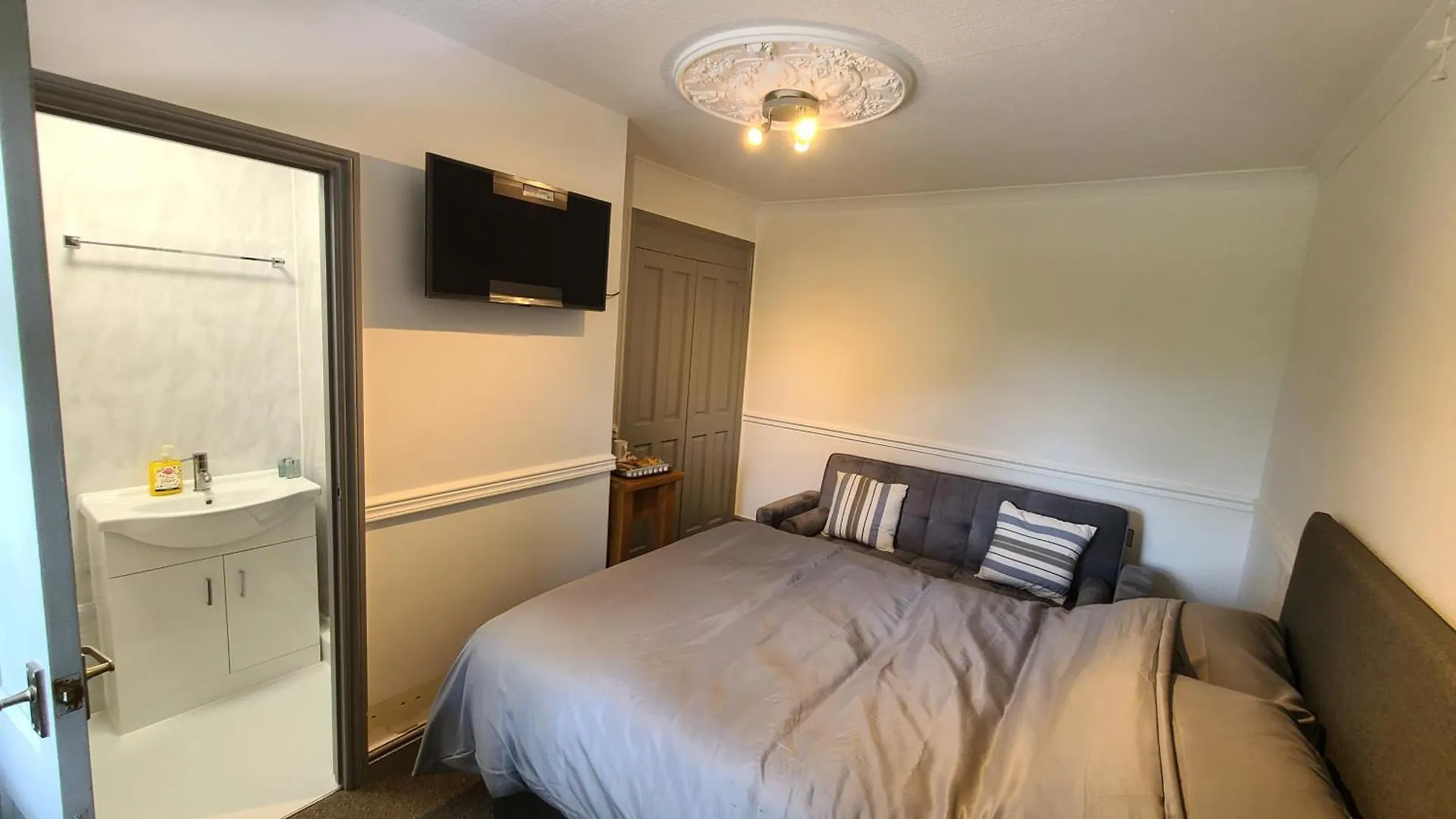 Oakwood Airport Accommodation Lulsgate Bottom Bed & Breakfast