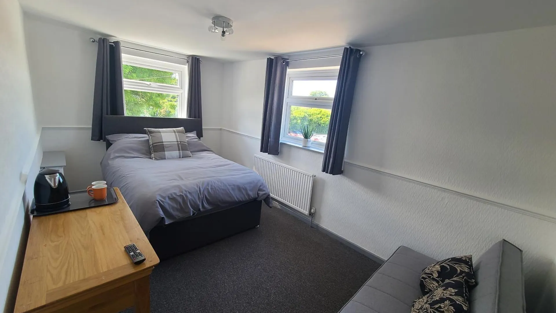 Oakwood Airport Accommodation Lulsgate Bottom Bed & Breakfast