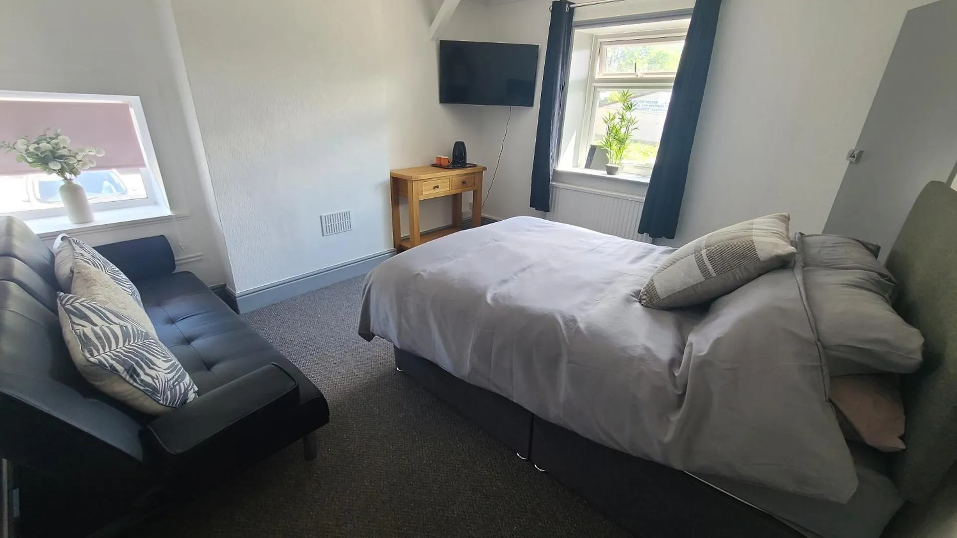Oakwood Airport Accommodation Lulsgate Bottom